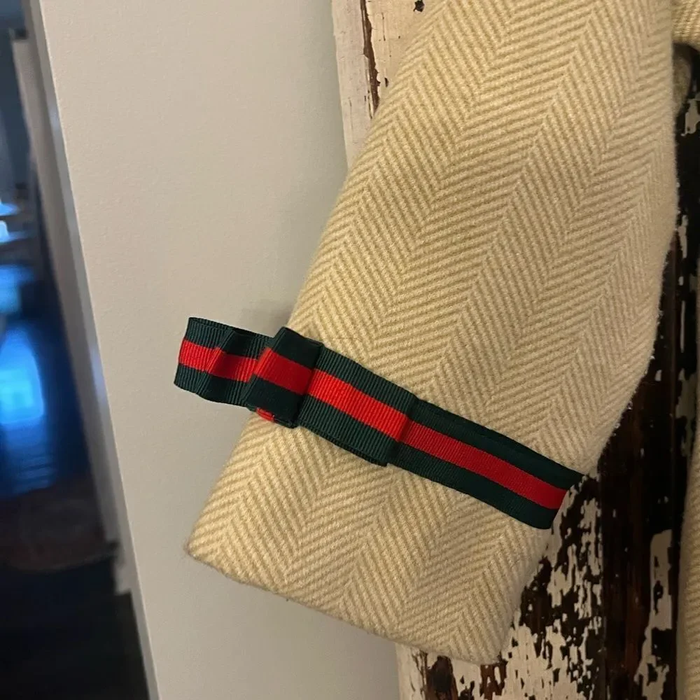 Girls dress coat w Gucci vibes. Nice ribbon and button embellishments. Size 4-5